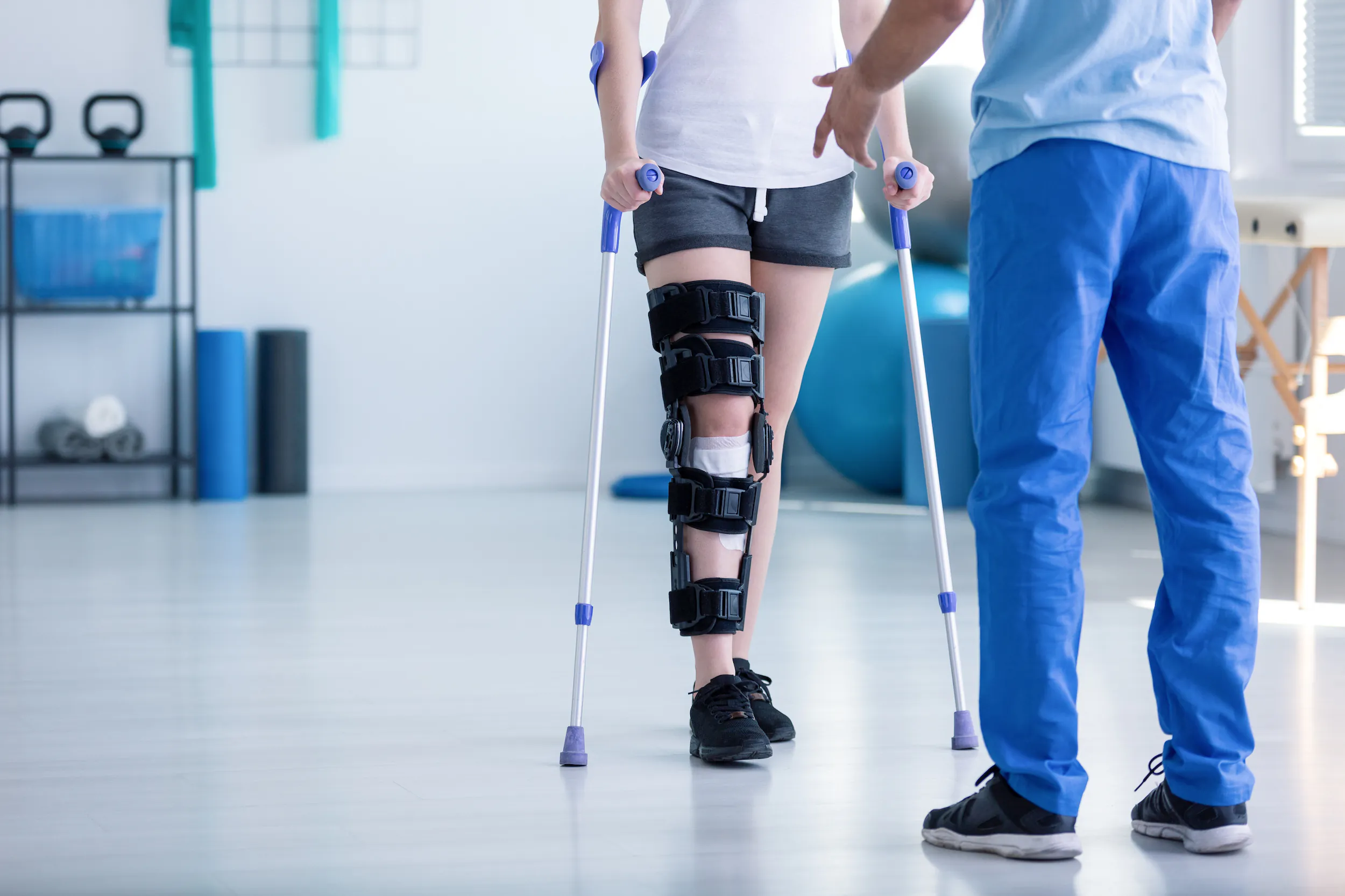 العلاج الطبيعي بعد العمليات الجراحية بدقة وأمان في فيسيوميد كلينكس
